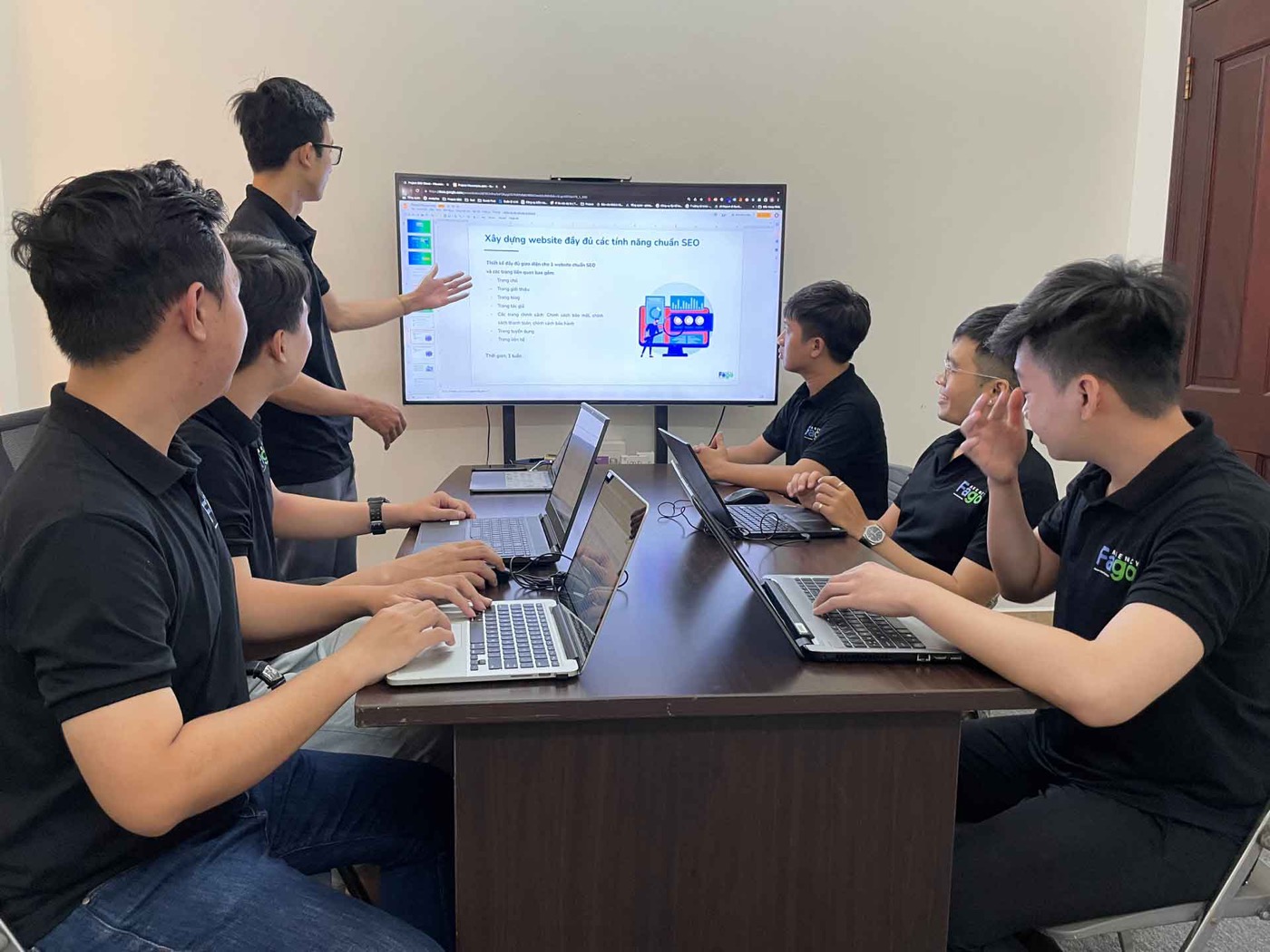 Đội ngũ Fagotech trao đổi công việc tại văn phòng