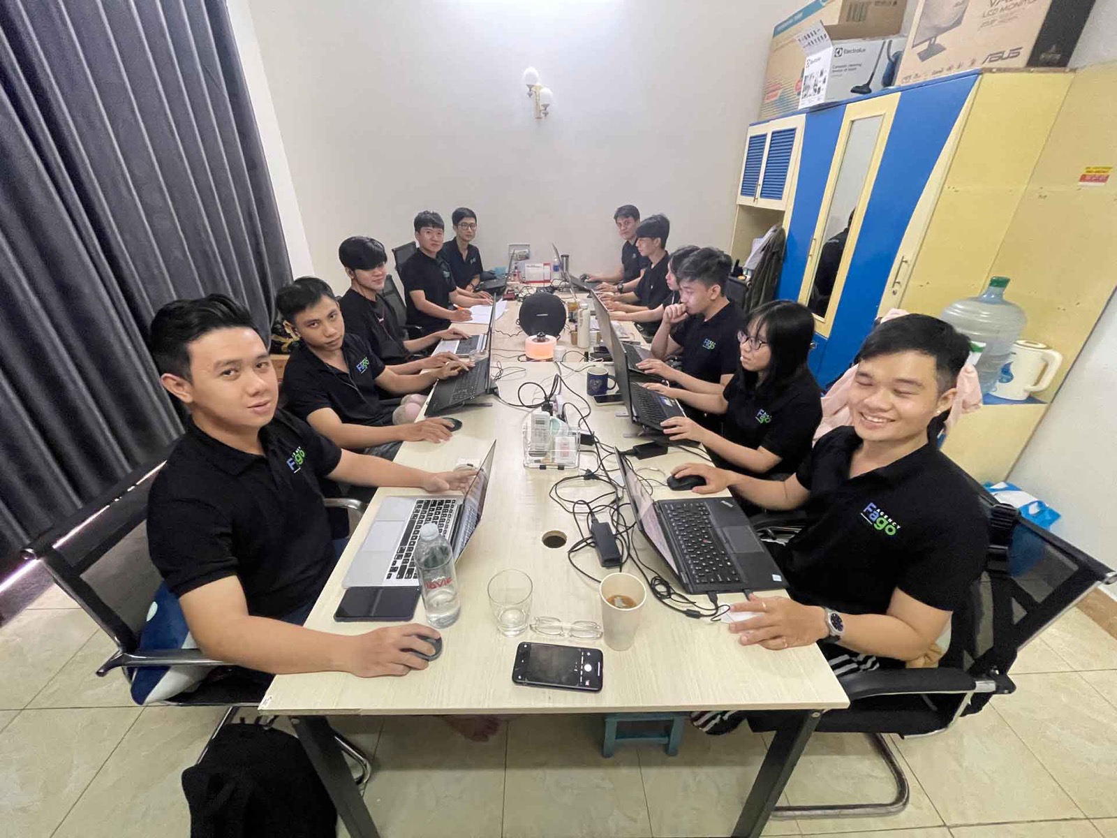 Ảnh tập thể đội ngũ Fagotech trong văn phòng